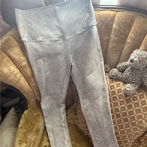 Women’s AVOCADO Fire SEAMLESS High Rise LEGGINGS. EUC. Made in USA